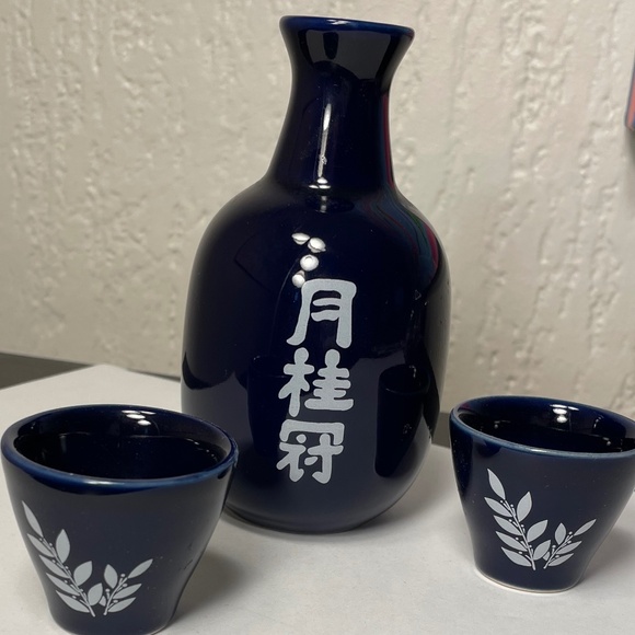 Japanese Sake Set for Two - Vintage Gekkeikan Dark Blue Ceramic - Picture 8 of 11